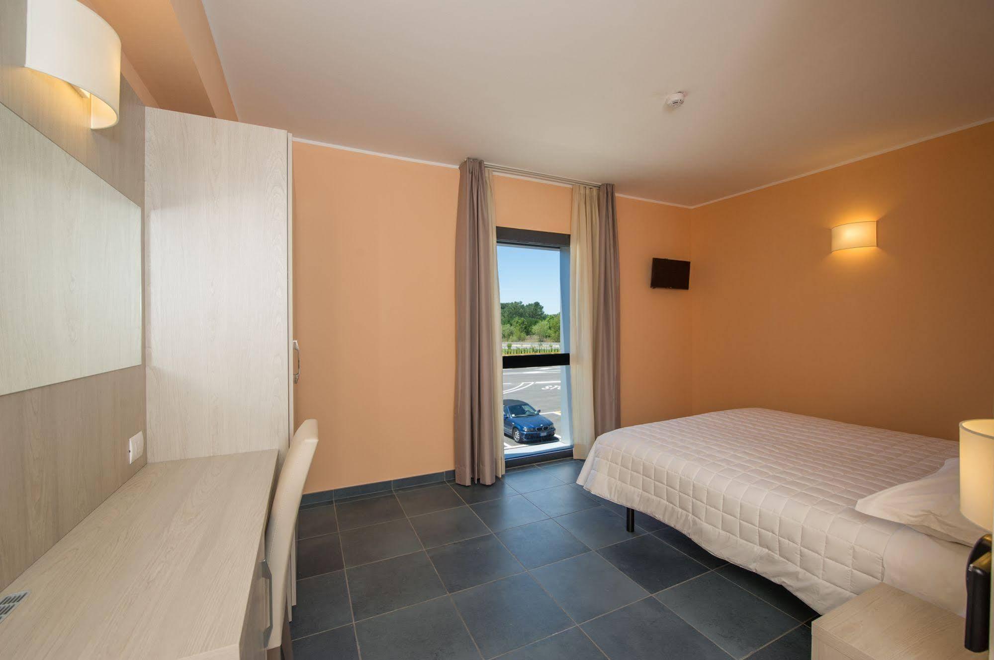 Hotel Testani Коллеферро Экстерьер фото